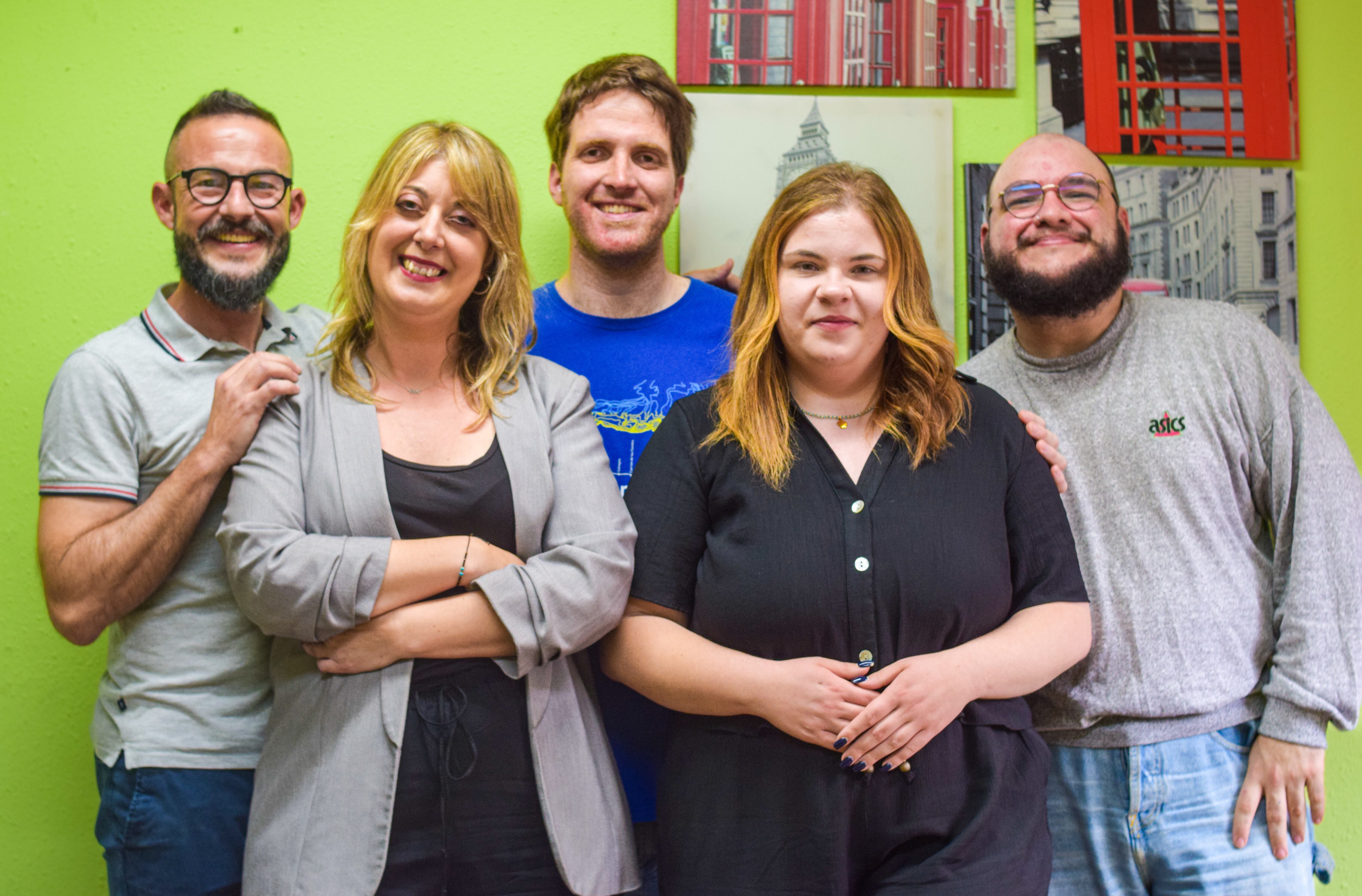 De izquierda a derecha: Joseba Ilincheta (francés) / Iosune Beiztegui (administración) / Angelo Colombo (italiano y asignaturas de apoyo ciencias) / Lora Biserova (alemán e inglés) / Adrian Bauza (inglés y asignaturas de apoyo letras)