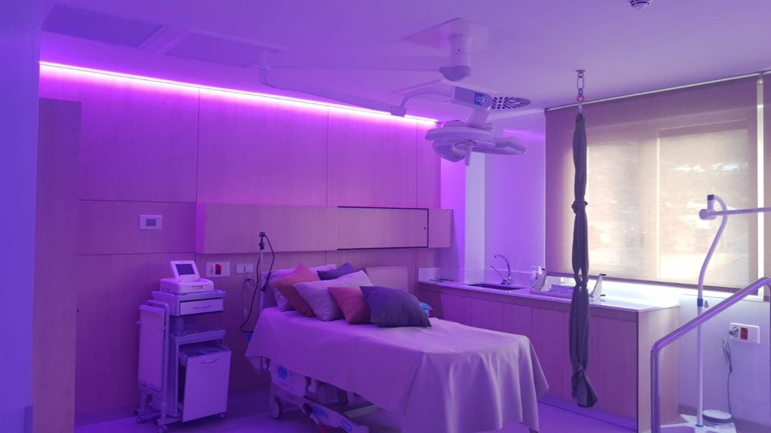 La paciente puede elegir la iluminación en diferentes tonalidades e intensidad