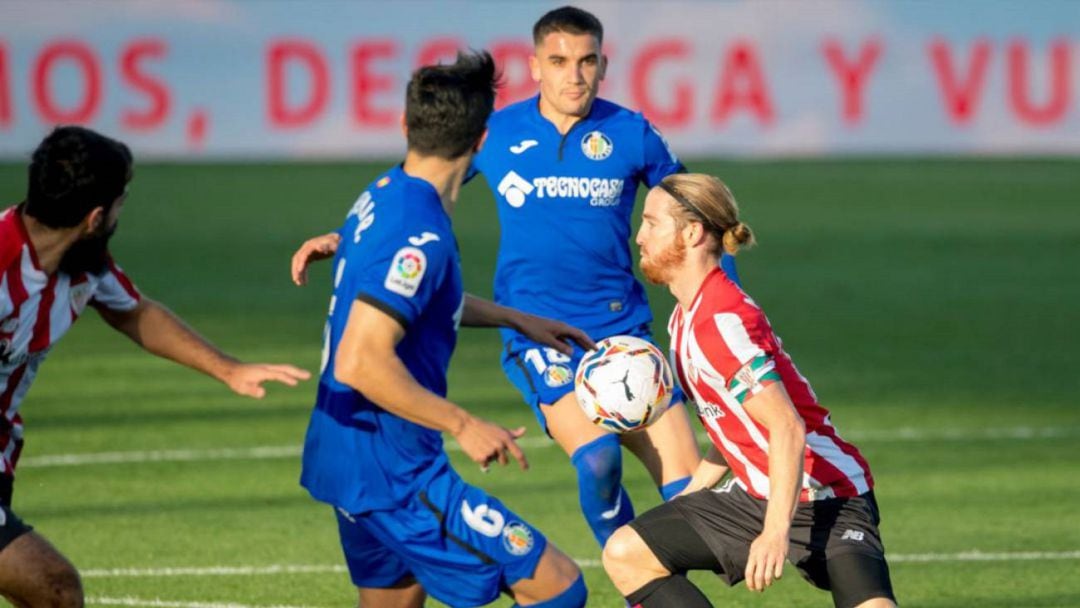 Iker Muniain, qué volverá a ser titular, en una acción del choque de la primera vuelta entre el Getafe y el Athletic Club