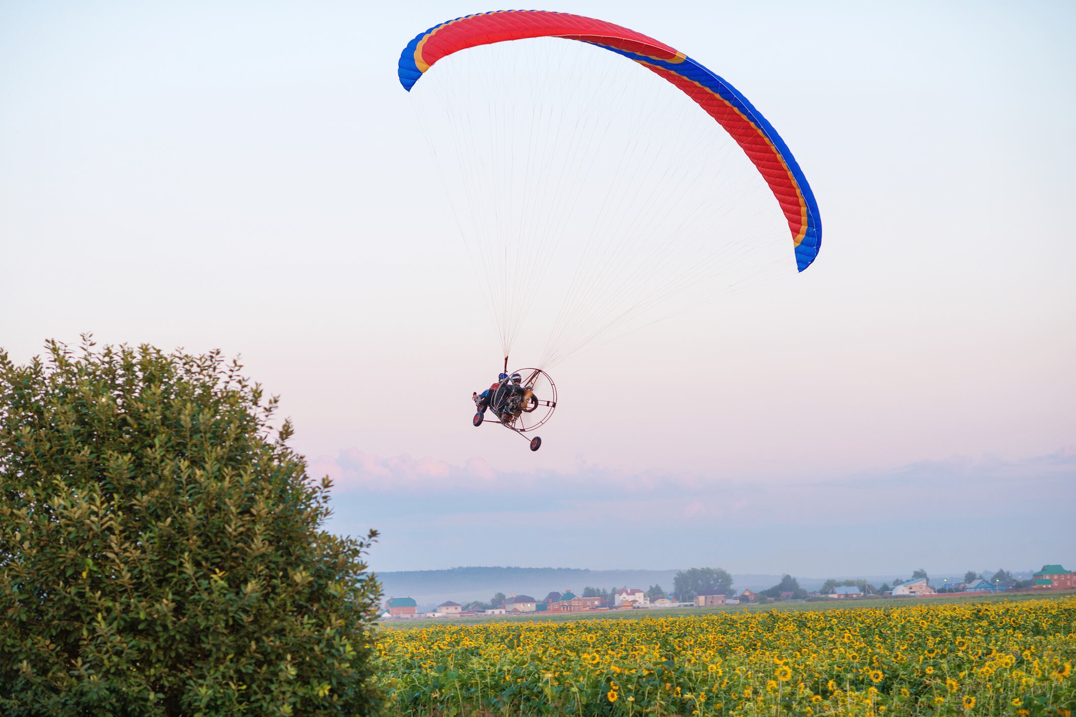 Una persona realiza un vuelo en paramotor.