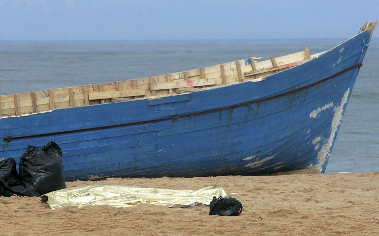 Imagen de archivo de varios inmigrantes muertos en la playa de La Aceitera, en la pedanía de Zahora, en Barbate