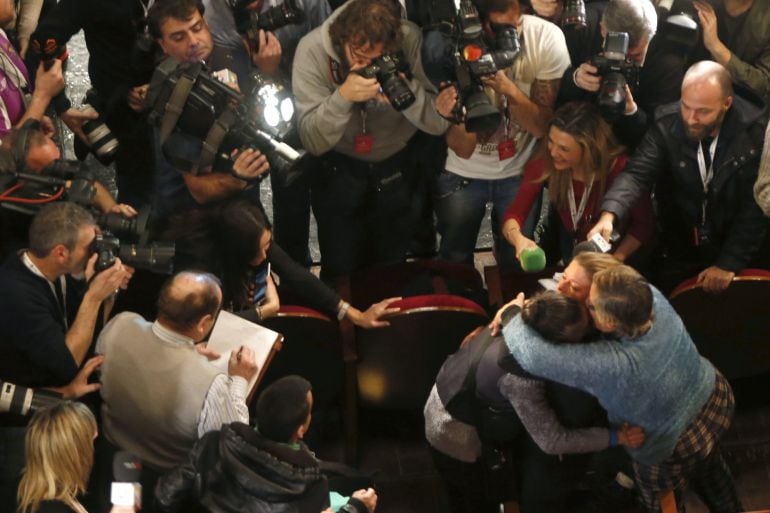  Los medios de comunicación rodean a una señora que creía que le había tocado el cuarto premio del Sorteo Extraordinario de Navidad que se celebra en el Teatro Real de Madrid, pero se había equivocado. 