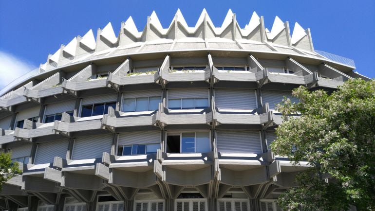 Fachada de la &#039;Corona de Espinas&#039;, el Instituto de Patrimonio Cultural de España en la Ciudad Universitaria