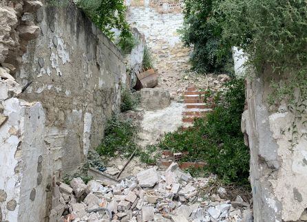 Acceso al solar de la calle Elvin después del inicio de los primeros trabajos.