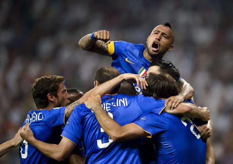 TOPSHOTS Juventus' Spanish forward Alvaro Morata (UP) celebrates with teammates after scoring during the UEFA Champions League semifinal second leg football match Real Madrid FC vs Juventus at the Santiago Bernabeu stadium in Madrid on May 13, 2015.  AFP PHOTO / DANI POZO