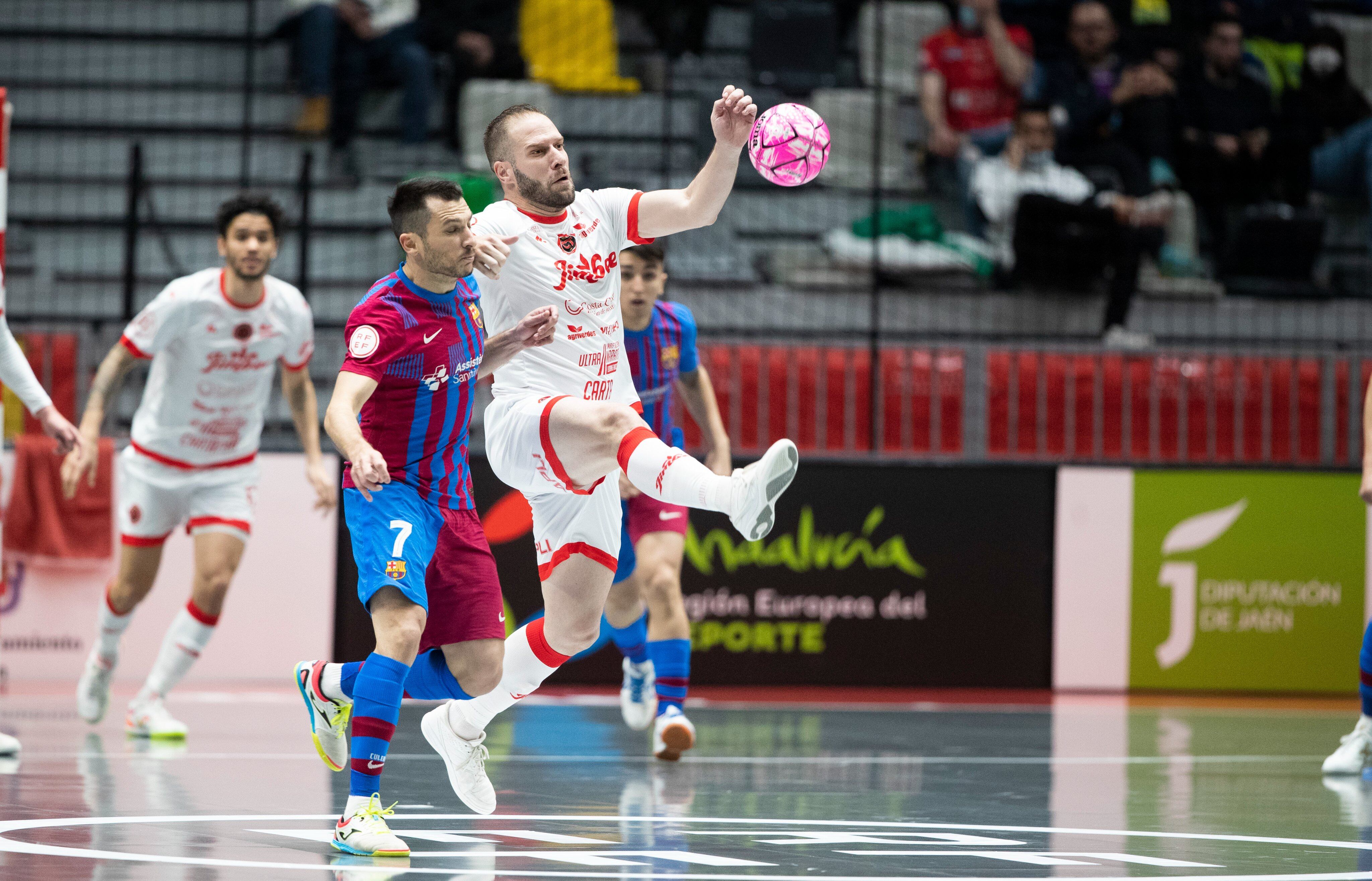 Solano trata de bajar un balón en el partido de Copa de España ante los blaugranas