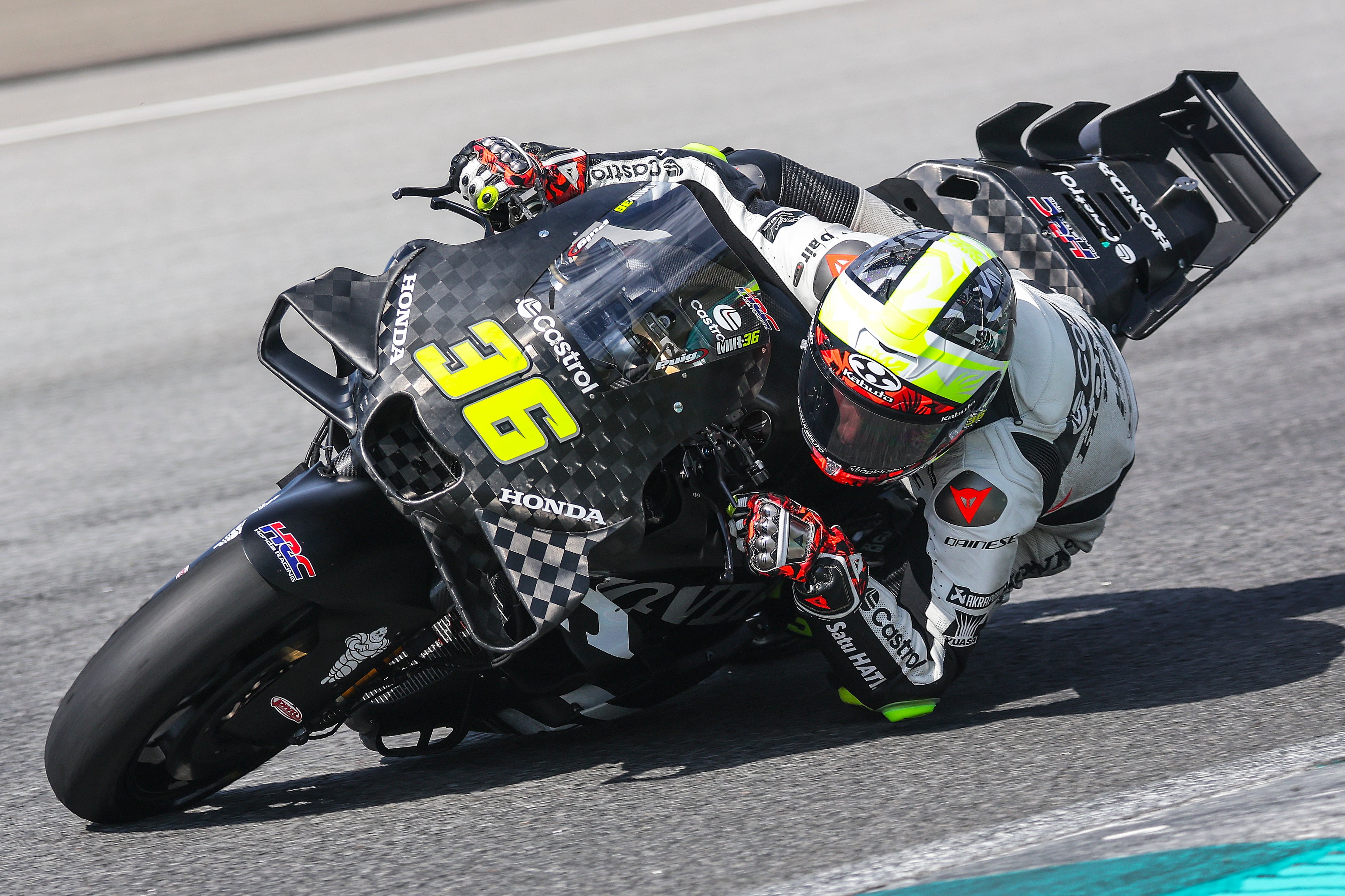 SEPANG (Malaysia), 06/02/2025.- Spanish MotoGP rider Joan Mir of Honda HRC Castrol in action during Sepang MotoGP Official Test day in Petronas Sepang International Circuit, in Sepang, Malaysia, 06 February 2025. (Motociclismo, Malasia) EFE/EPA/FAZRY ISMAIL
