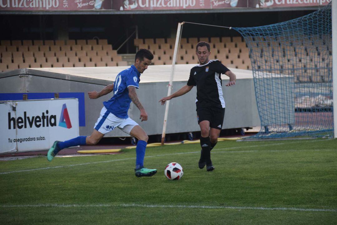 Antonio Bello ante Alberto en un lance del derbi en Chapín
