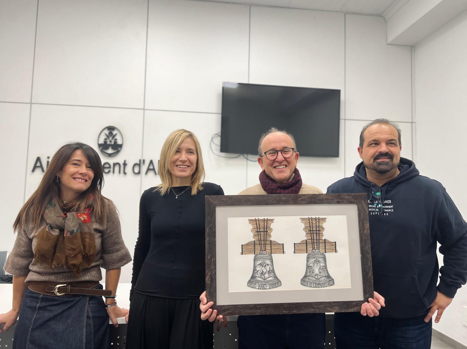 Lorena Zamorano, edil de Turismo; Elisa Guillem, edil de Cultura; Javier Monllor, presidente de la Colla de Campaners d&#039;Alcoi, y el diseñador Juan Climent.