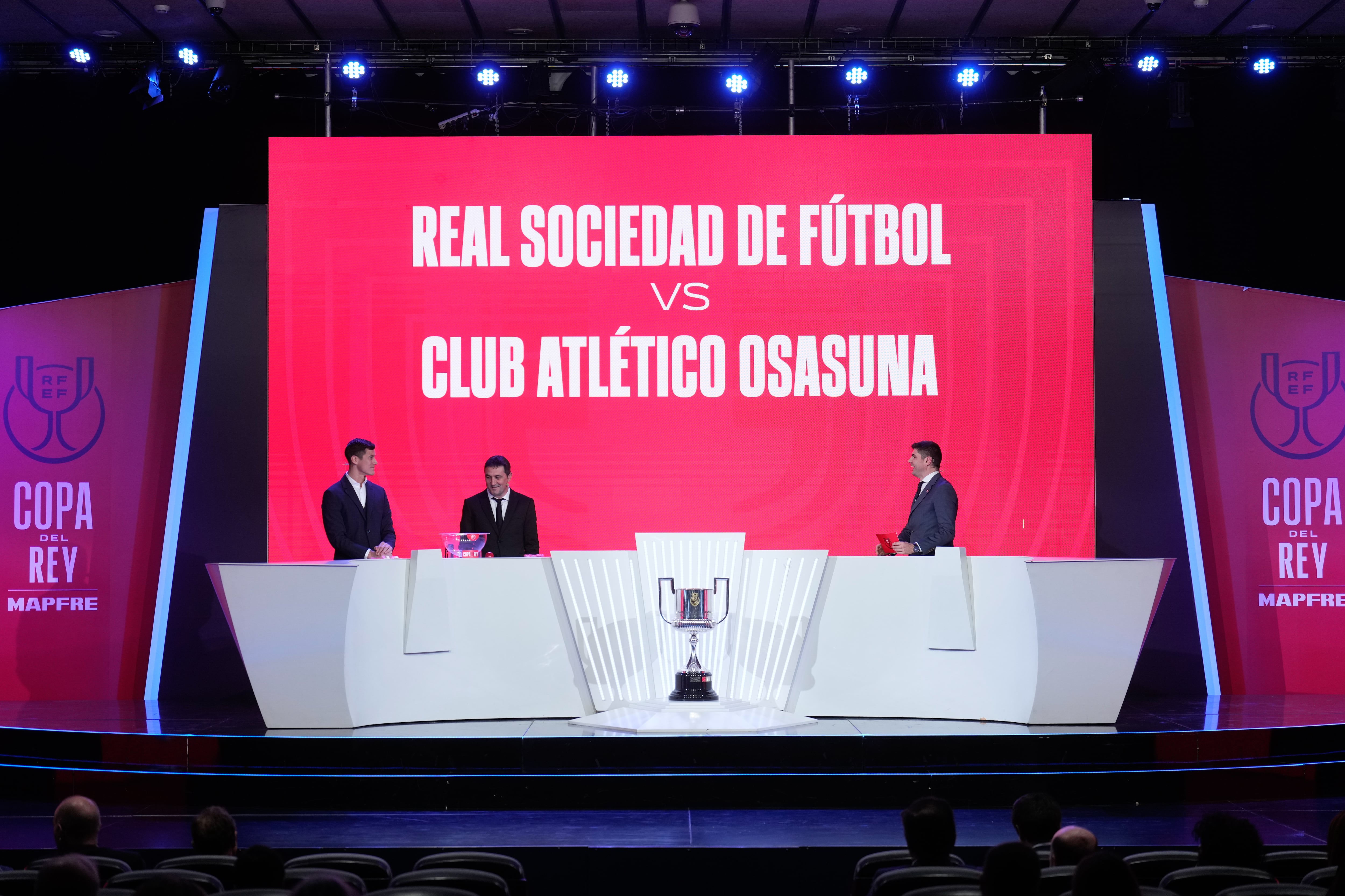 El director deportivo de Osasuna Braulio Vázquez junto al ex jugador del Leganés Martín Mantovani manos inocentes del sorteo de los cuartos de final de la Copa del Rey celebrado este lunes en la Ciudad del Fútbol de las Rozas