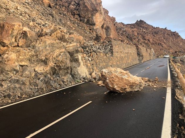 Cortada la TF21 en el Parque Nacional del Teide por desprendimientos