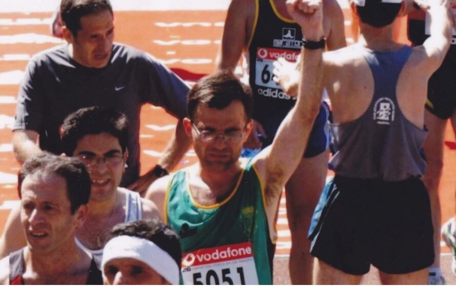 Llegada en la maratón de Madrid de 2003 cuando logró bajar de las 3 horas