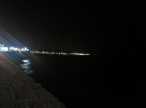 Imagen de la playa Victoria con las luces apagadas desde el Campo del Sur