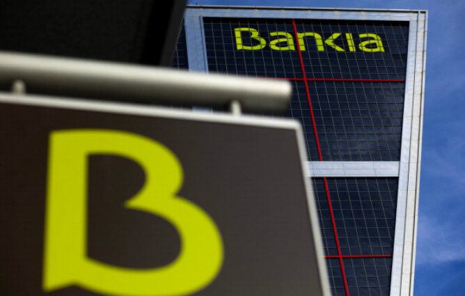 Logo de Bankia SA en las Torres Kio de Madrid