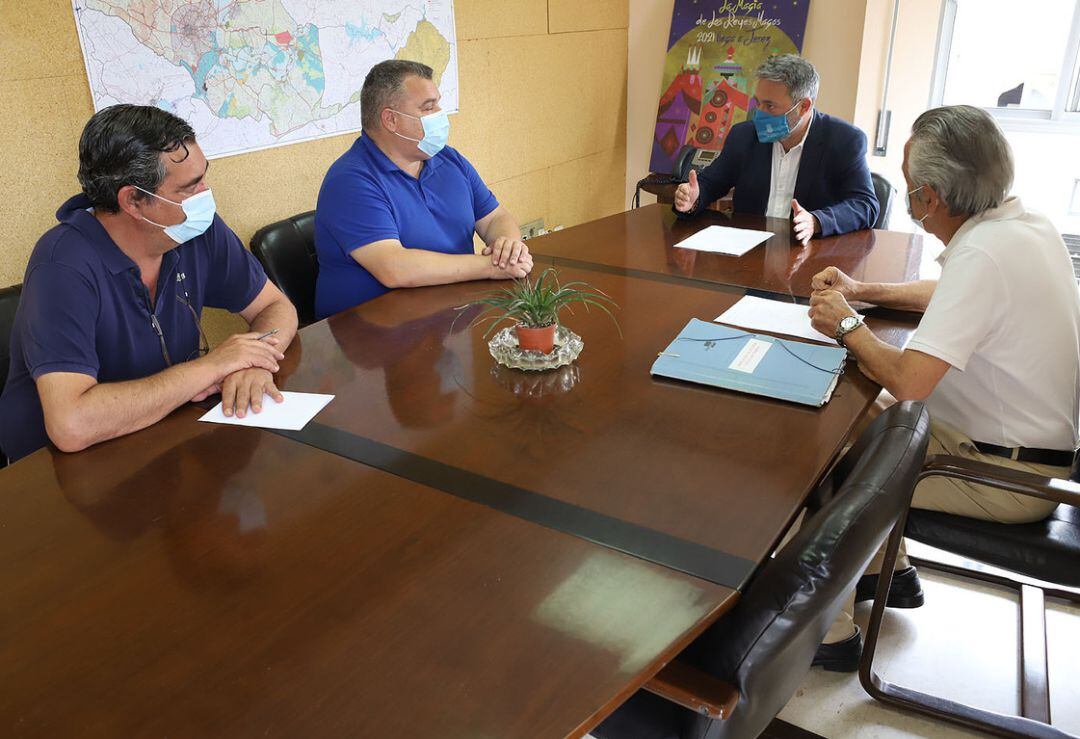 Reunión del delegado municipal de Movilidad, Rubén Pérez. con vecinos de la Laguna de Torrox