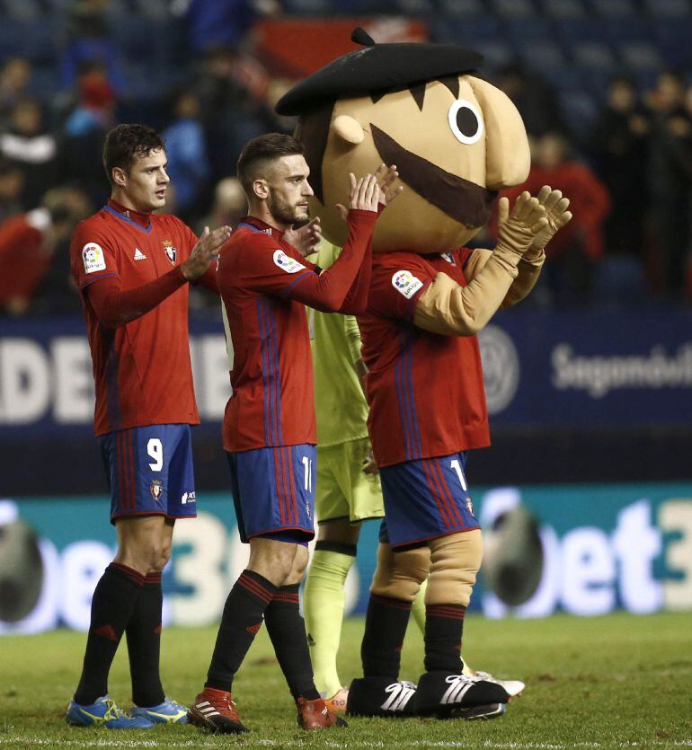 Oriol Riera, Roberto Torres, Rojillo y Mario Fernández saludan a la afición