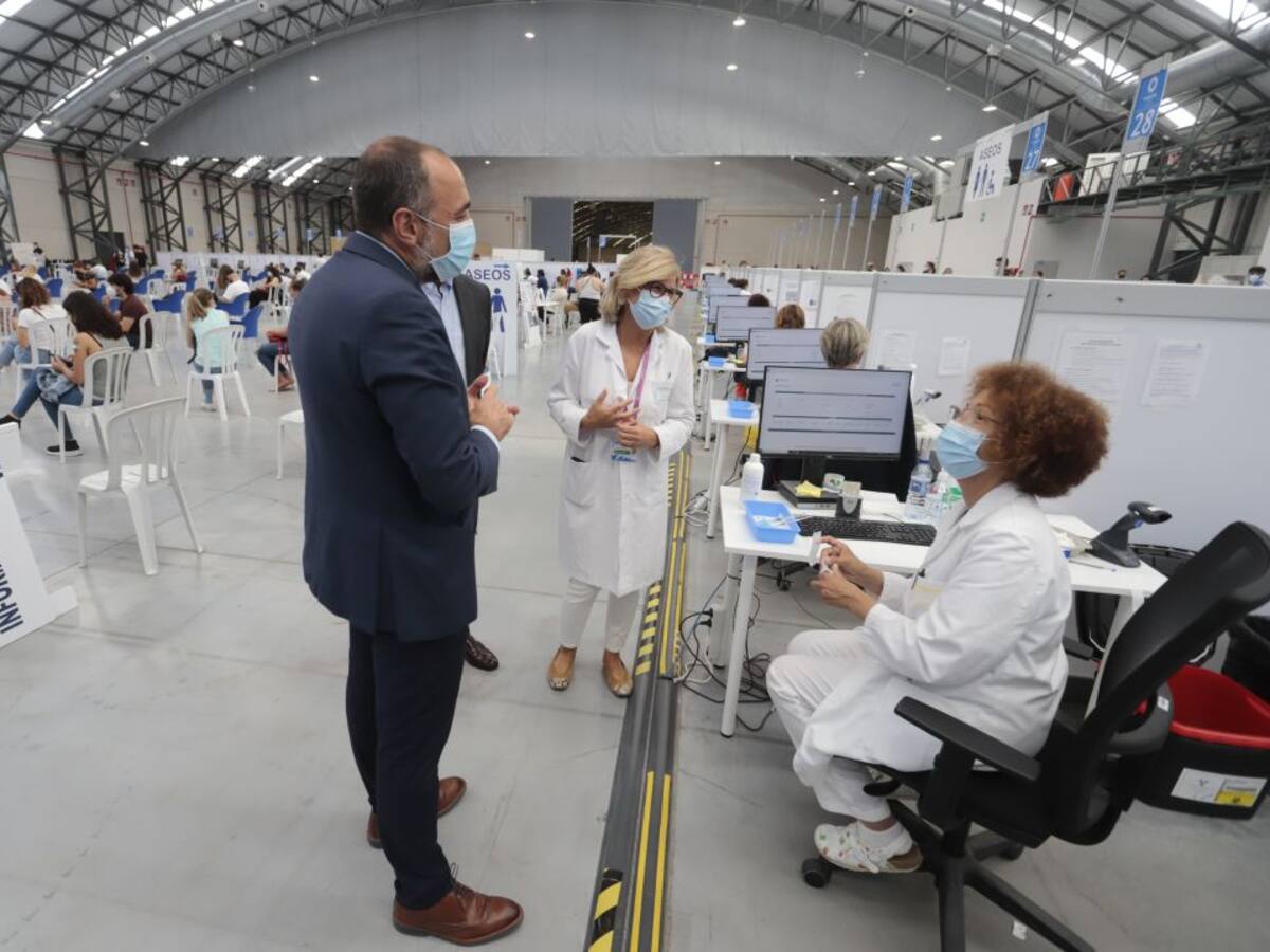 Sergas empieza a vacunar en centros de salud tras críticas por vacunódromos