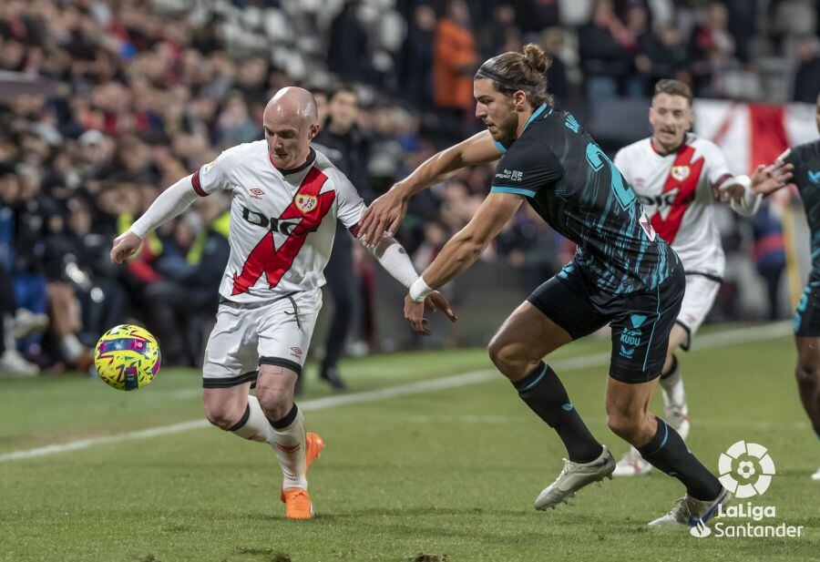 Babic con Isi Palazón en una jugada del Rayo-Almería.