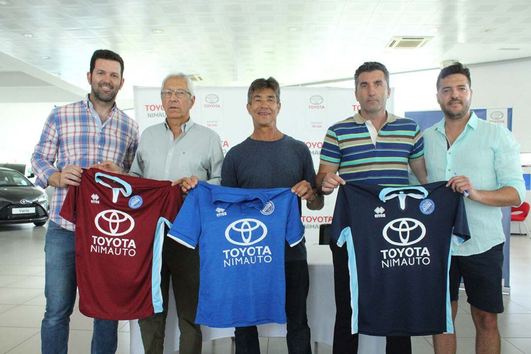 El nuevo técnico del Xerez Toyota Nimauto junto a directivos del club. 