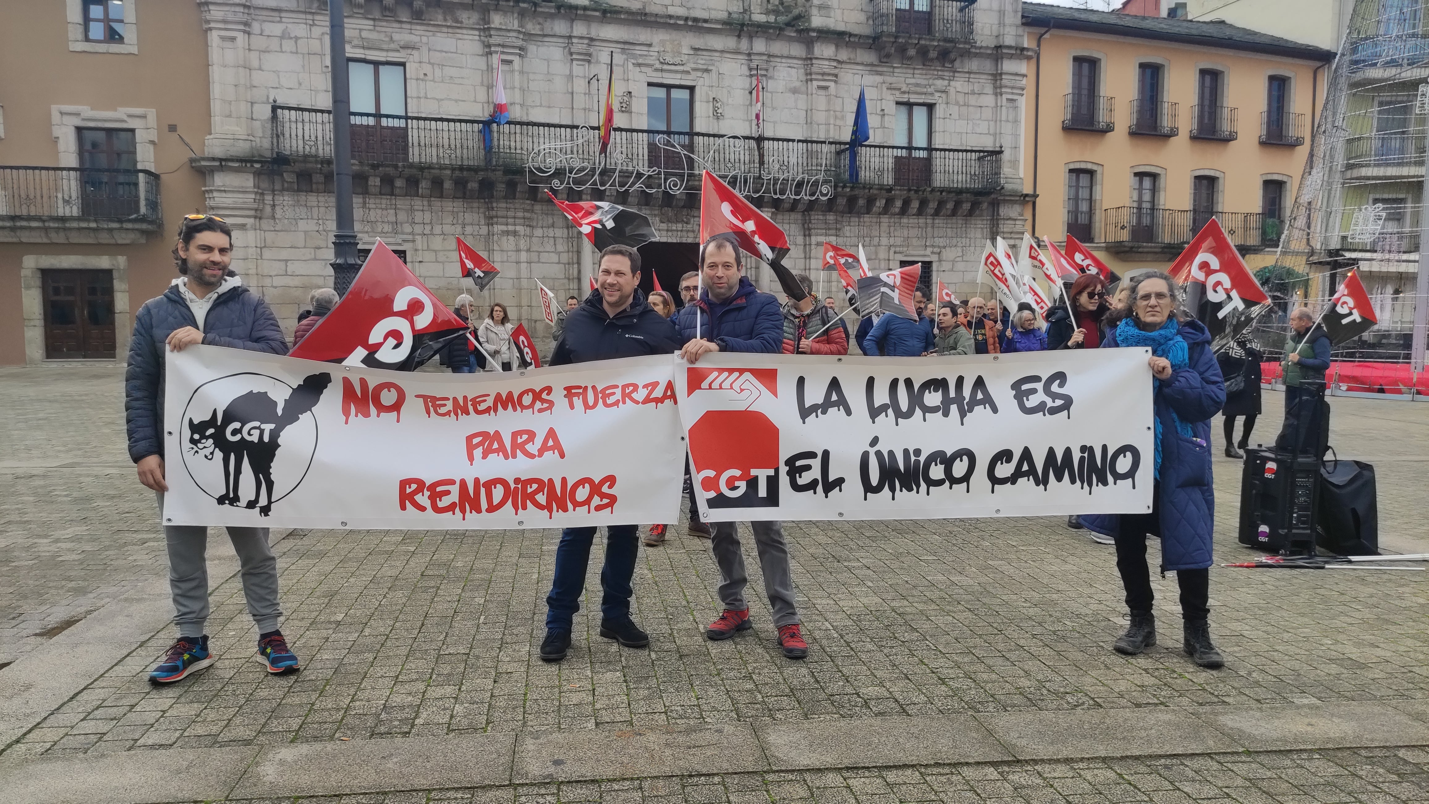 Protestas de los trabajadores de FCC a las puertas del Ayuntamiento de Ponferrada