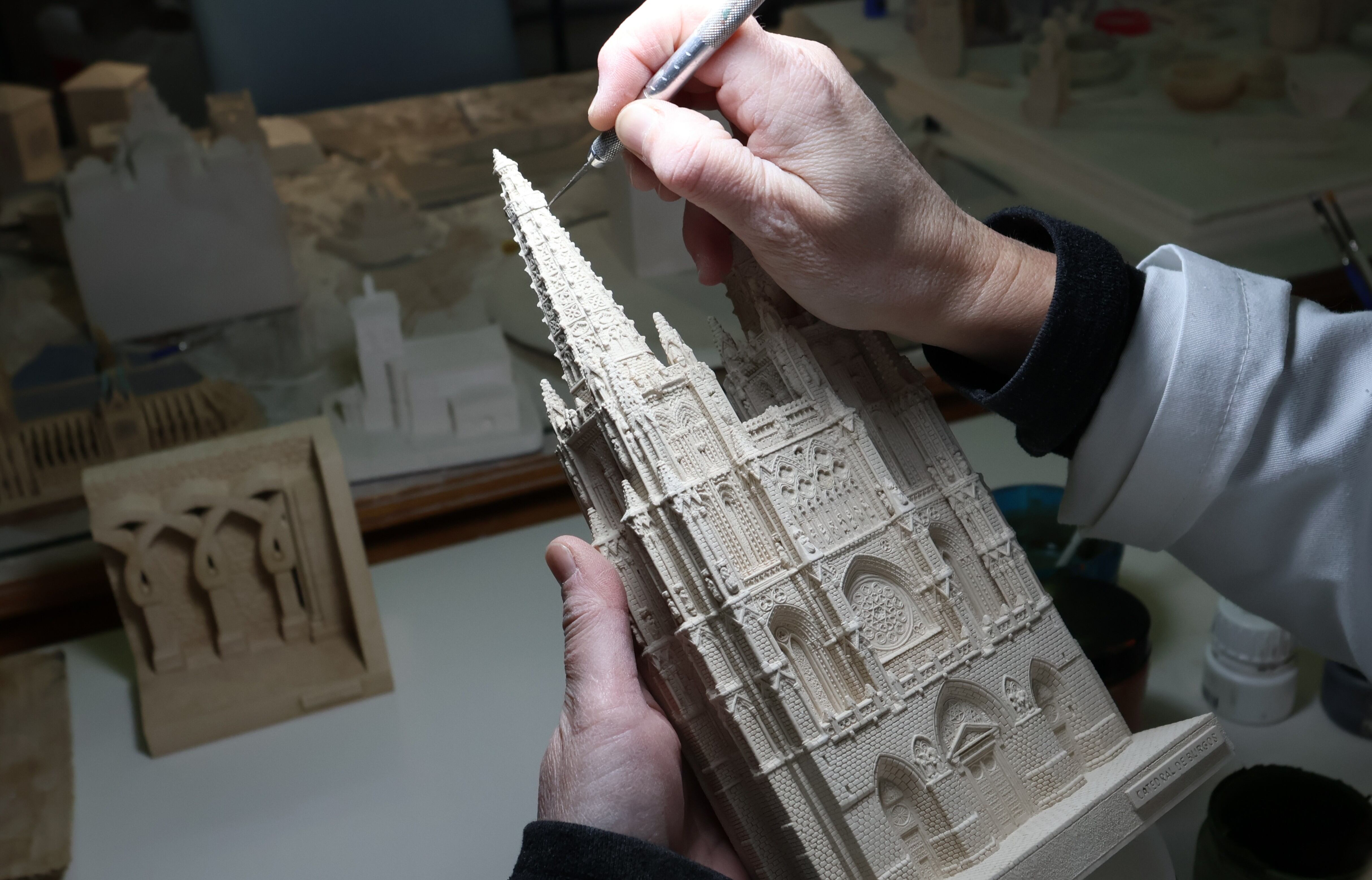 El taller artesanal de Ornamentos Arquitectónicos de la FSMLR en Aguilar de Campoo, luce ya la “A” de artesanía