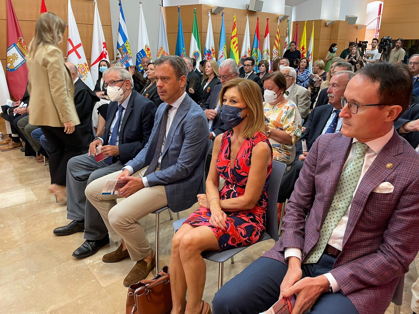 En la presentación de la memoria 2021 de los servicios jurídicos de la Región de Murcia, han estado presentes el presidente de la Asamblea Regional, Alberto Castillo; el consejero de Presidencia, Marcos Ortuño; el fiscal jefe, José Luis Díaz Manzanera, entre otros.