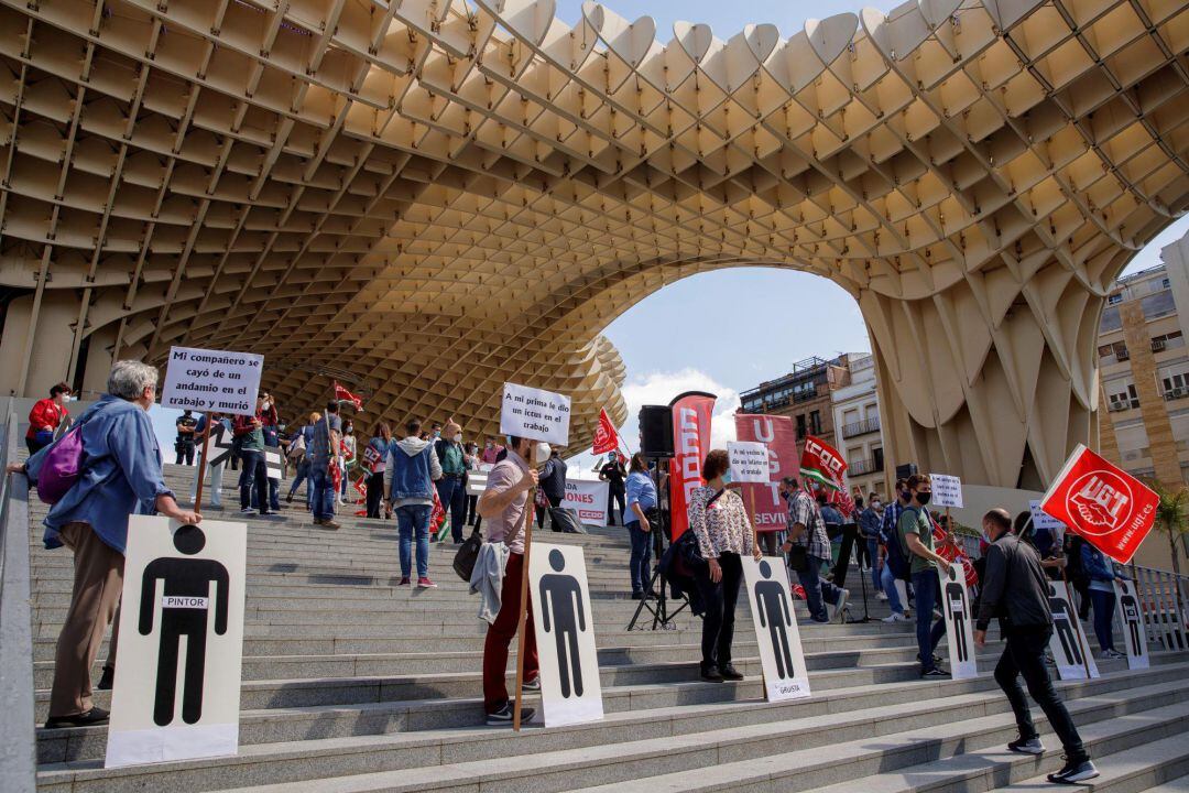 Representantes de los sindicatos UGT y CCOO de Andalucía se han concentrado en las Setas de la Encarnación de Sevilla con motivo del Día Internacional de la Seguridad y Salud en el Trabajo que se celebra hoy en todo el mundo para denunciar la gestión real