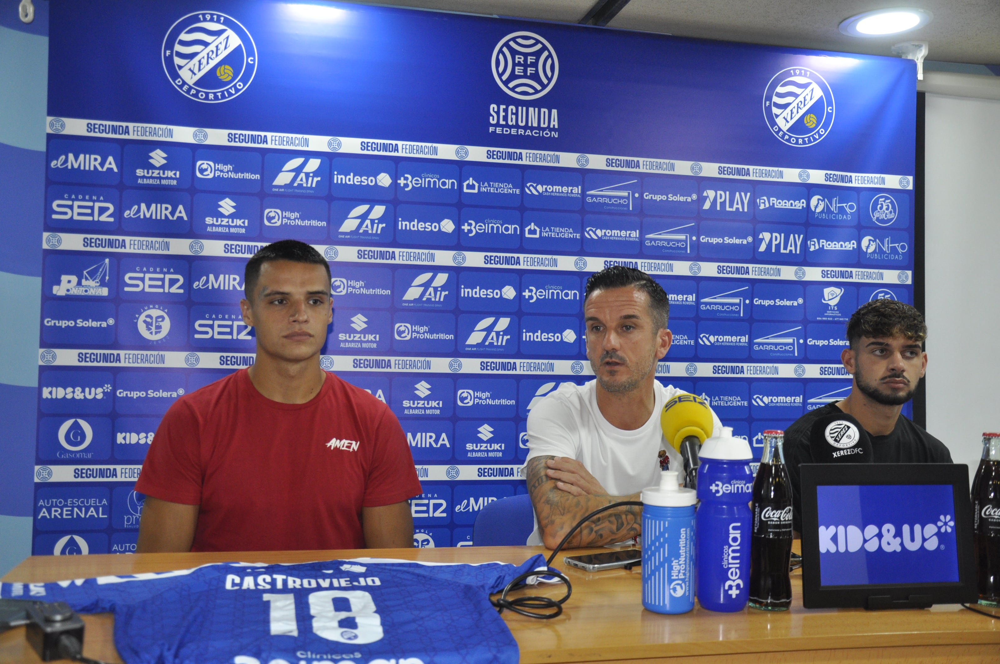 Ivo y Castroviejo junto a Antonio Bello en la rueda de prensa