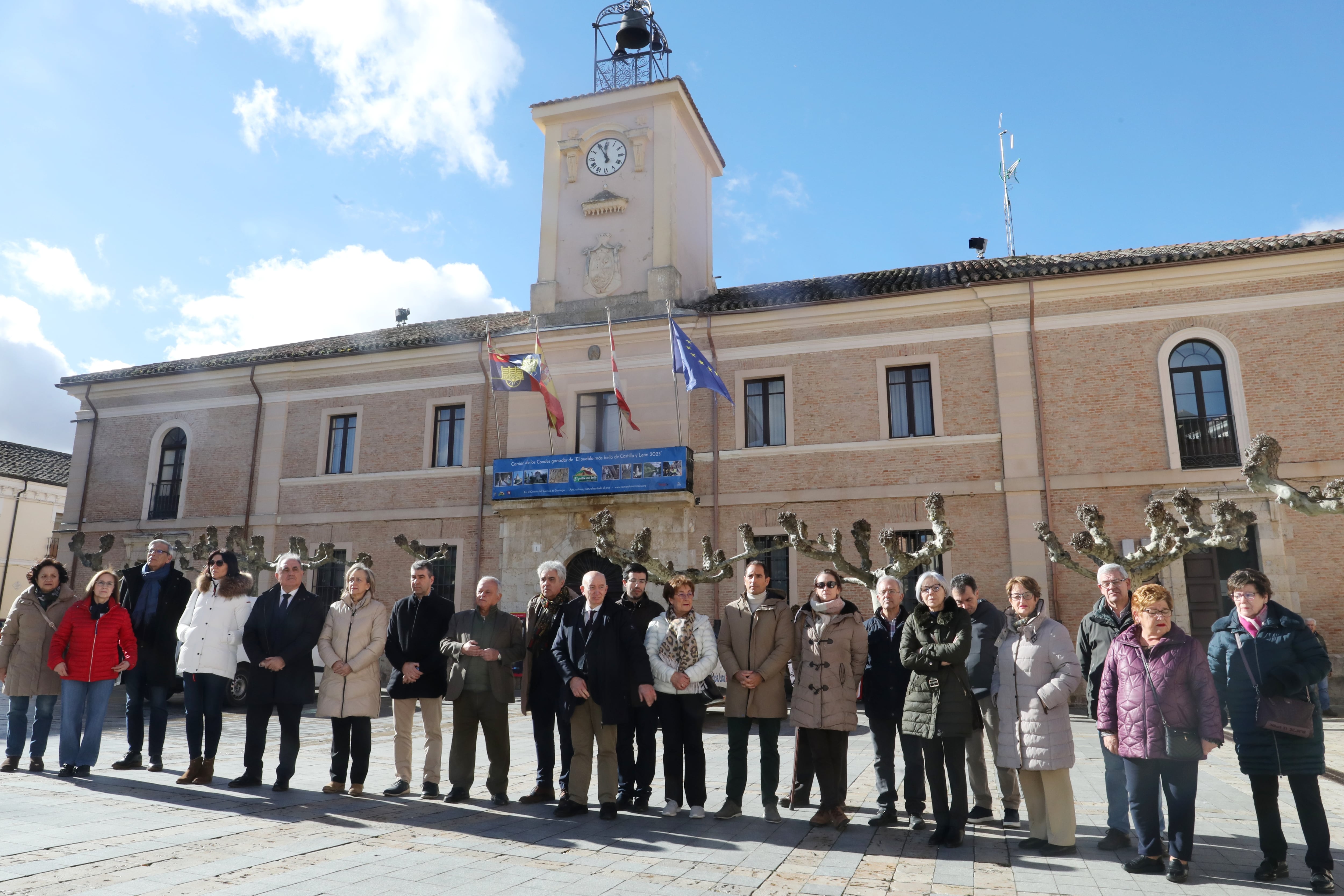 El consejero de Cultura, Gonzalo Santonja, en el minuto de silencio en Carrión de los Condes (Palencia), en memoria de los dos guardias civiles asesinados en Barbate