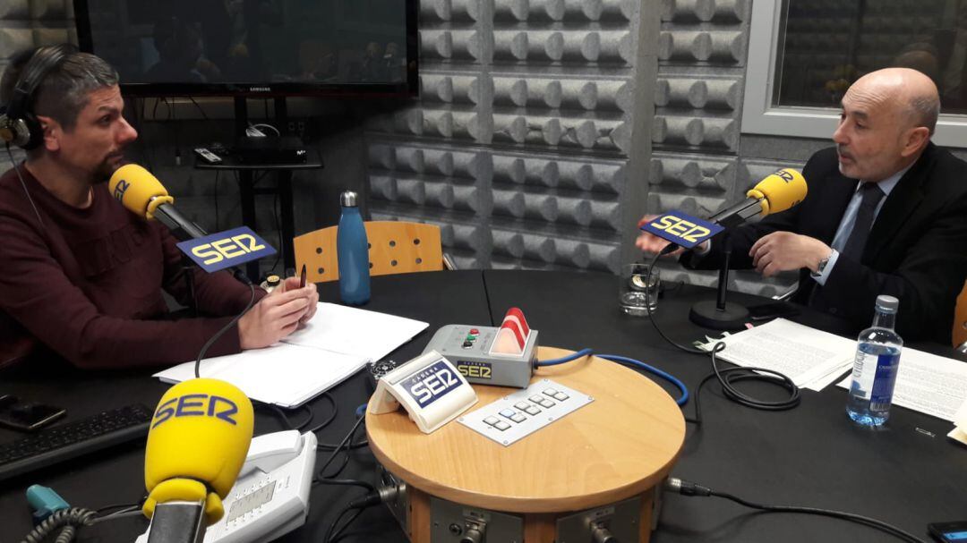 Javier Losada en los estudios de Radio Vigo