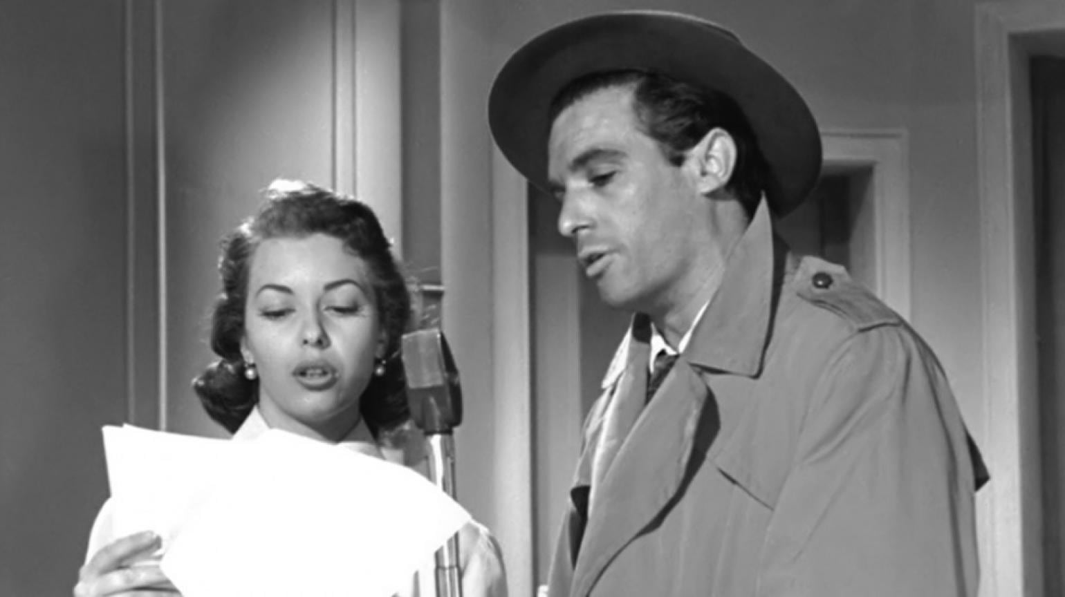 Paco Rabal y Margarita Andrey en una escena de Historias de la radio.