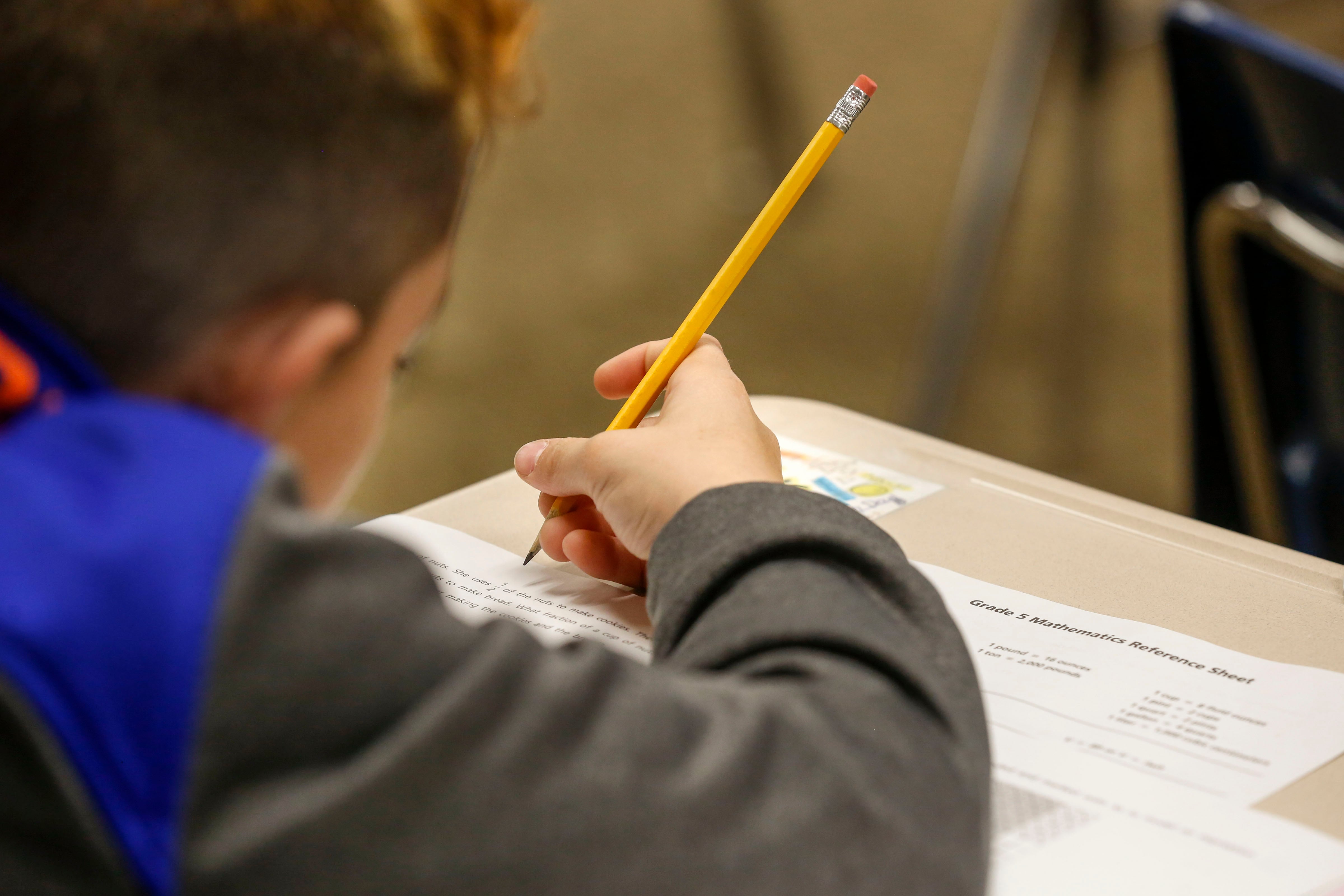 Un niño haciendo un examen.