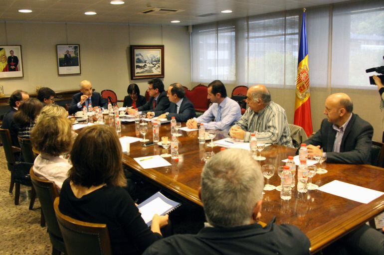 Reunió entre representants del Govern i de les diverses patronals per valorar l'increment del sou mig i de les cotitzacions a la seguretat social propostades per l'executiu per a l'any vinent.
