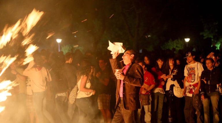 Un hombre lanza un objeto a la hoguera durante la noche de San Juan