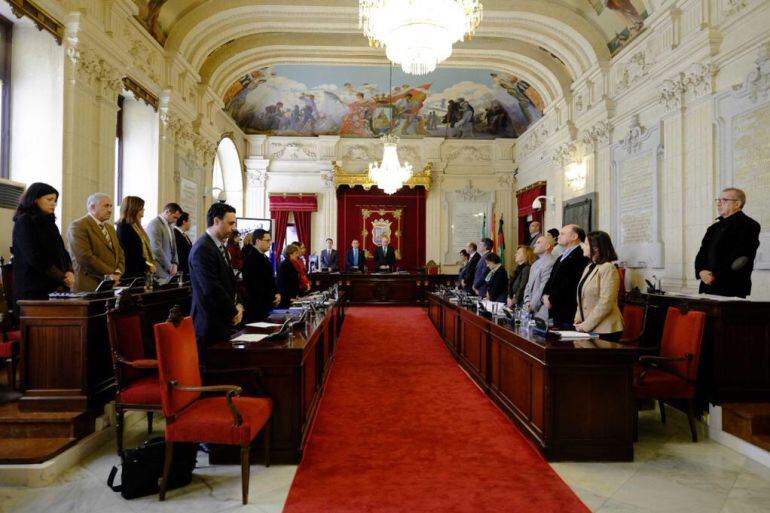 Pleno municipal en el ayuntamiento de Málaga durante el minuto de silencio en memoria del cabo Soria