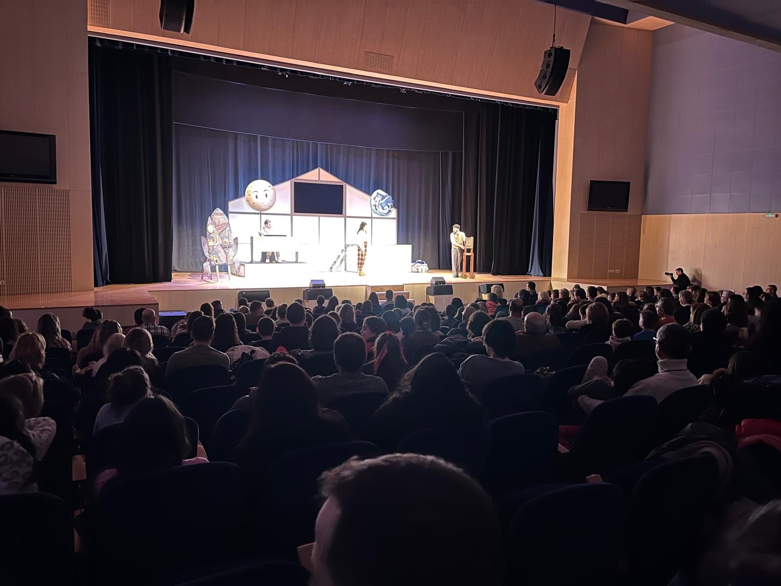 El auditorio del centro de congresos lleno en la primera jornada de teatro. Foto: Ayto. de Barbastro