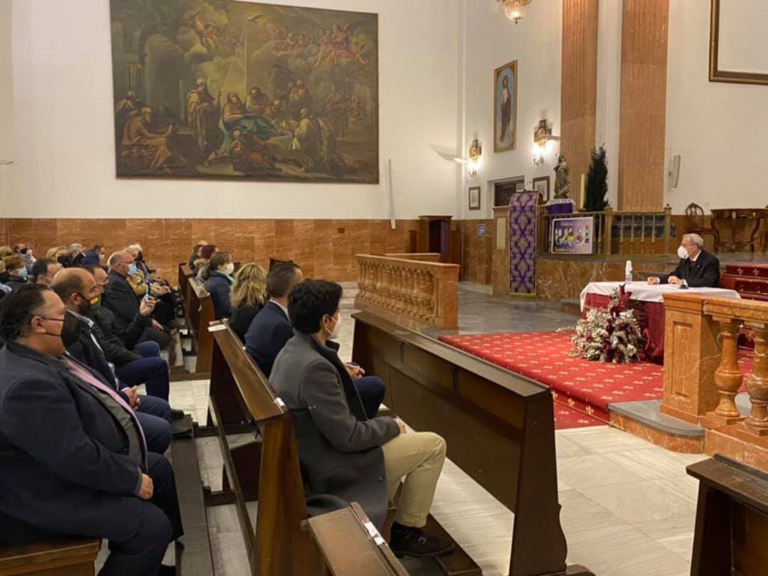 Andrés Tárraga ha pregonado la Semana Santa de 2021 de Alcoy en un acto celebrado esta tarde en la iglesia de Santa María.