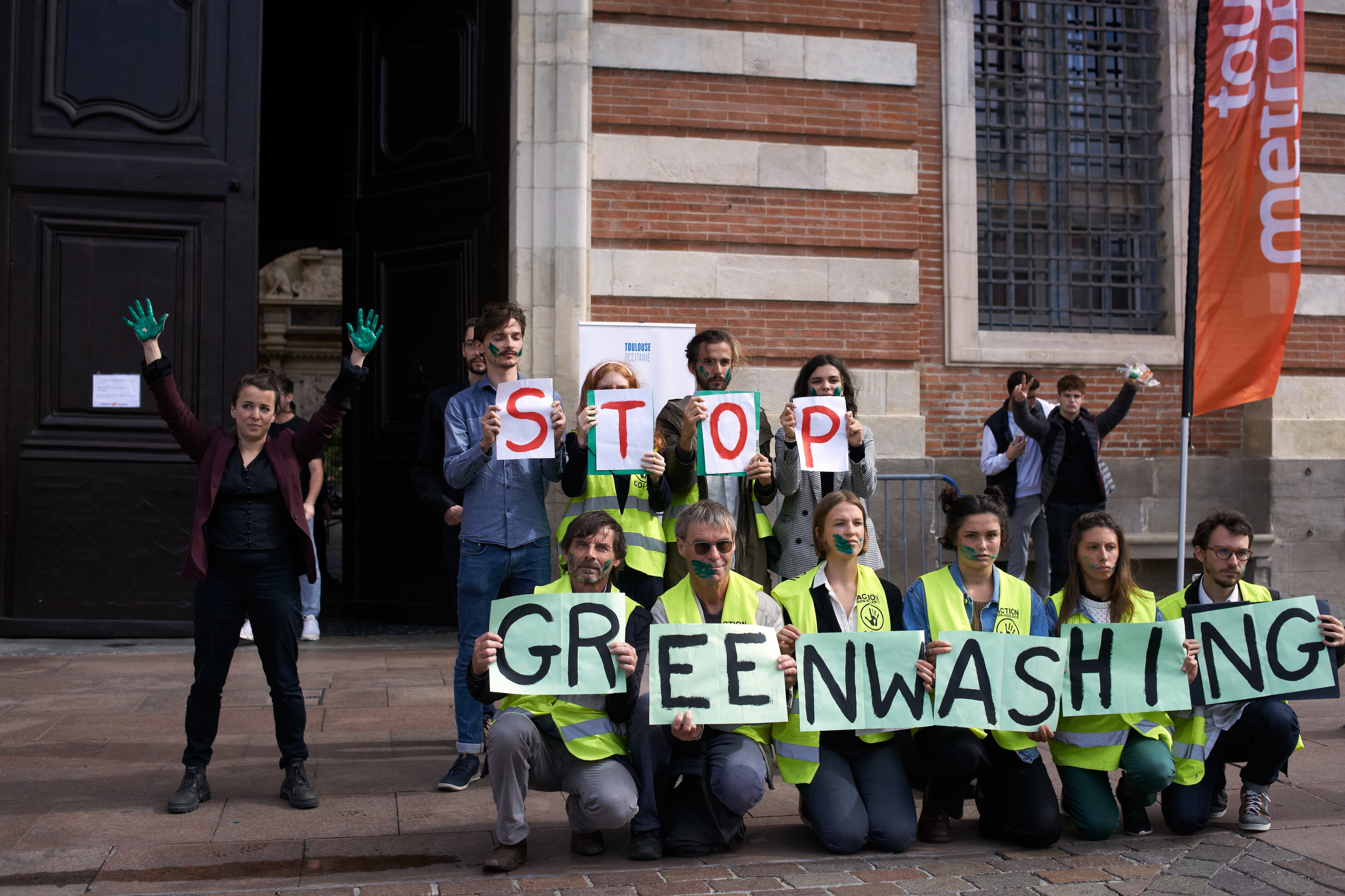 Varios manifestantes climáticos en una protesta en Toulouse