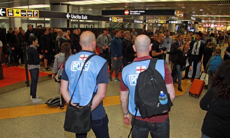 Aficionados del Liverpool llegan al aeropuerto romano de Fiumincino 