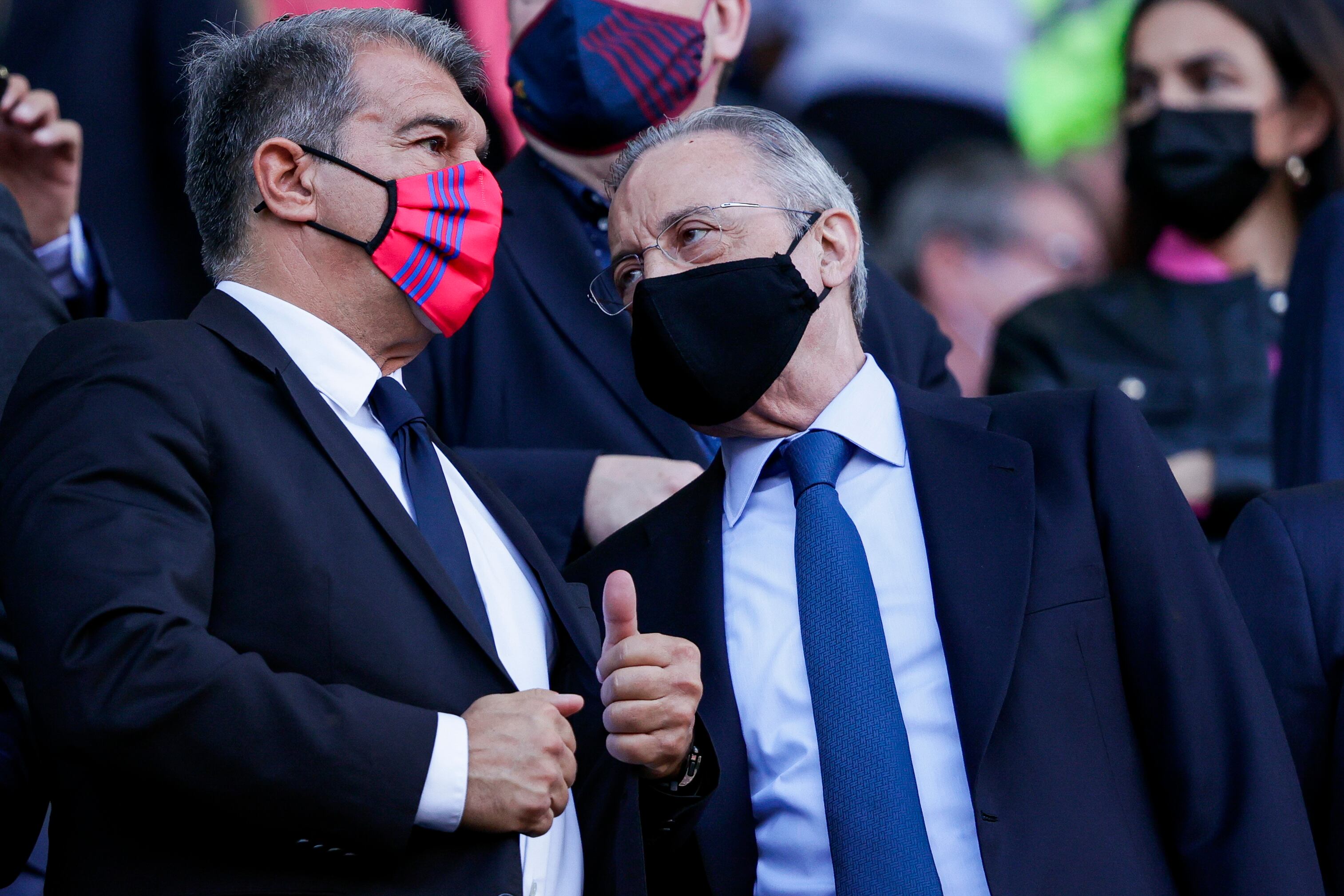 El presidente del FC Barcelona, Joan Laporta, y el del Real Madrid, Florentino Pérez durante el Barça-Real Madrid de la primera vuelta.