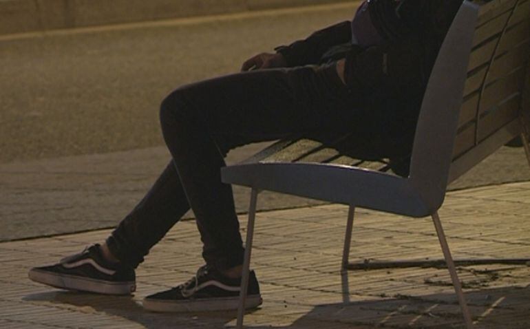 Un jove en una àrea d'esbarjo pública del país.