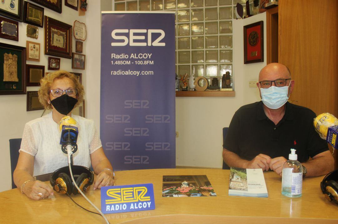 Maite Pinilla y José Luis Llopis, en el estudio de Radio Alcoy