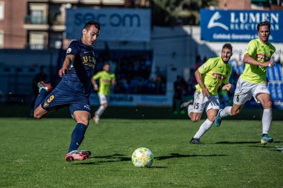 Christian Perales con la camiseta el UCAM