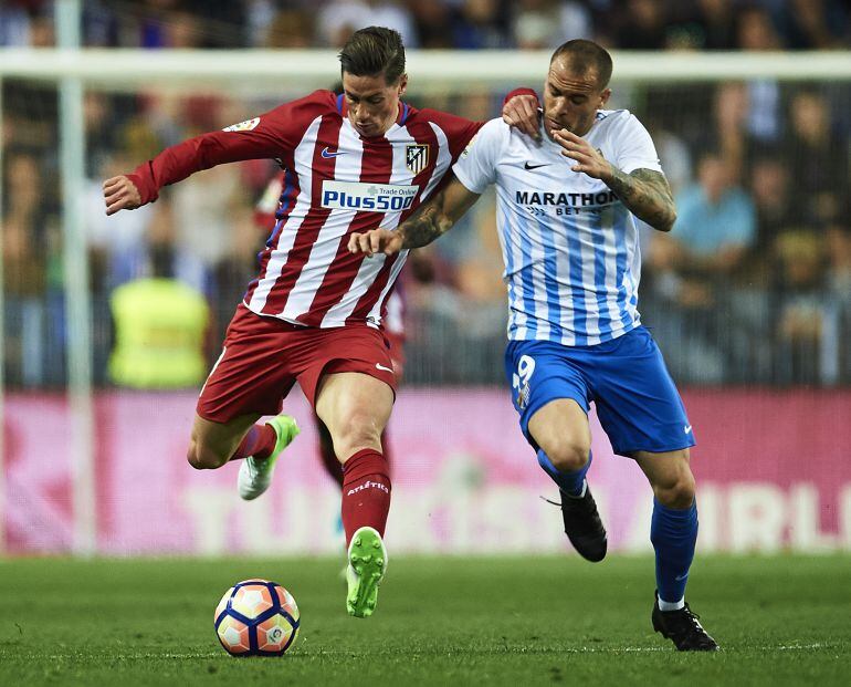 Sandro pelea un balón con Fernando Torres