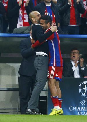Football - Bayern Munich v Porto - UEFA Champions League Quarter Final Second Leg - Allianz Arena, Munich - Germany - 21/4/15 Bayern Munich's coach Josep Guardiola celebrates with Thiago Alcantara
 Reuters / Michael Dalder