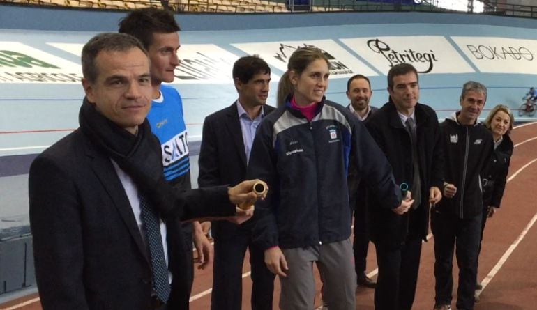 Joseba Llorente, en el Velódromo Anoeta con atletas y empresarios