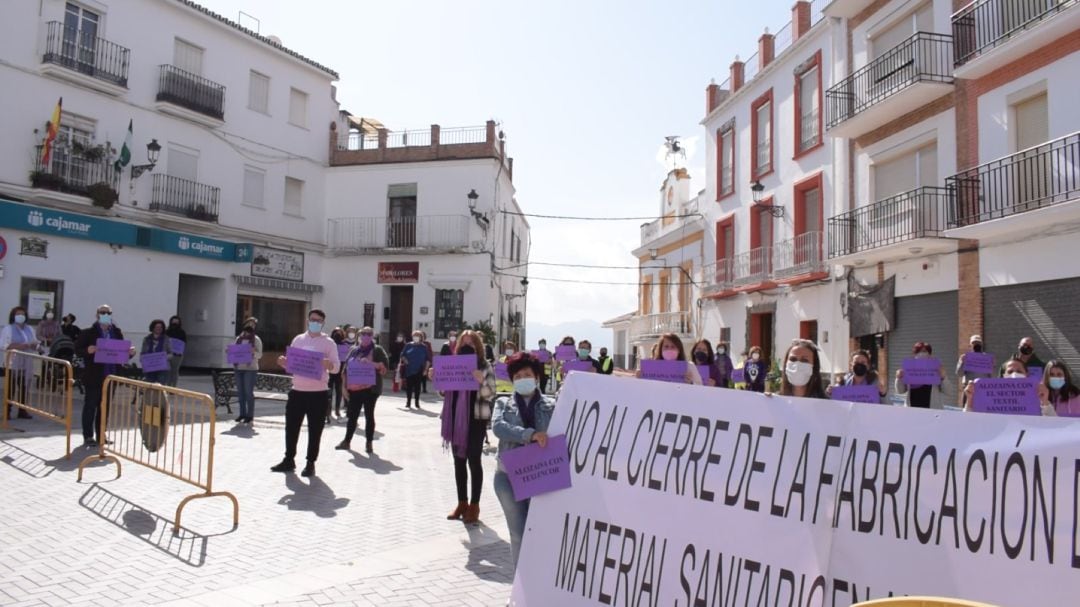 Protesta que se ha llevado a cabo este lunes en Alozaina (Málaga)