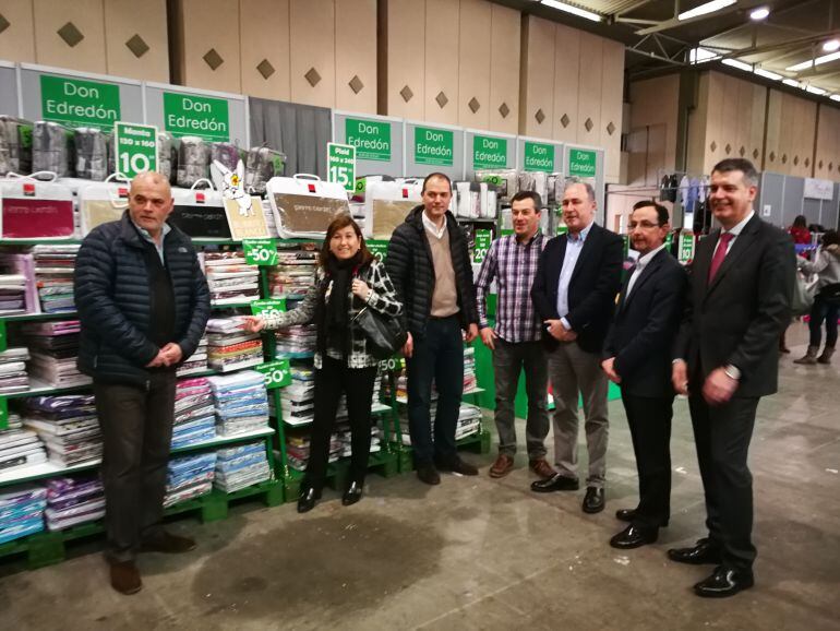 Miembros de la federación de comercio de Valladolid (FECOSVA) y concejales del Ayuntamiento durante su visita a la feria del Stock