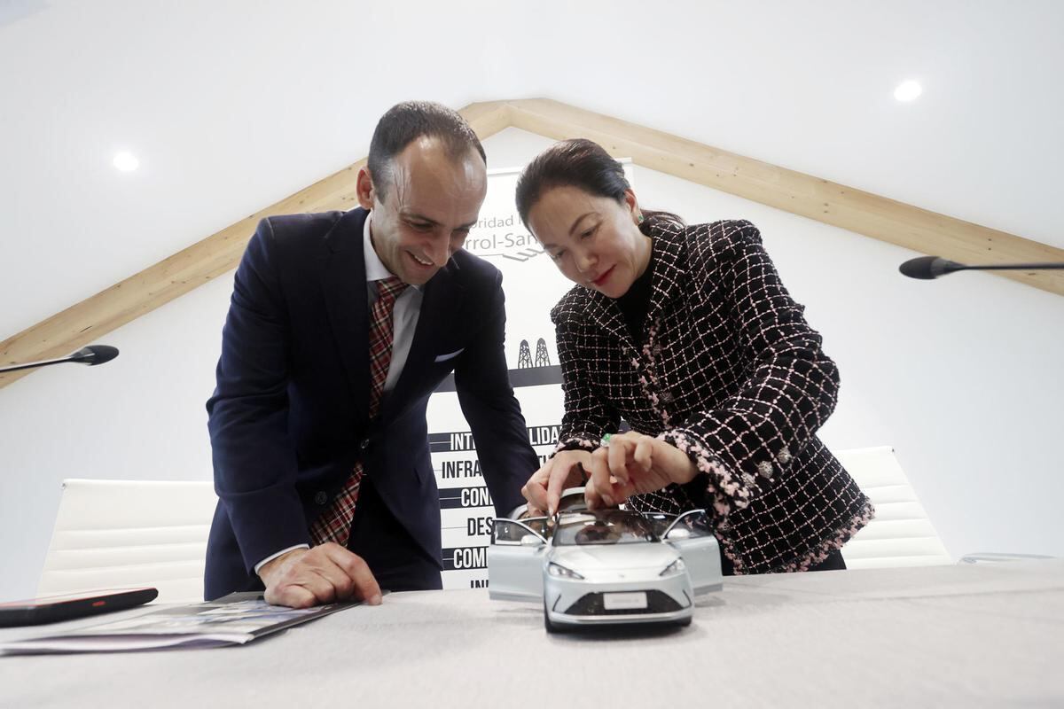 El presidente de la Autoridad Portuaria de Ferrol-San Cibrao, Francisco Barea, y la directora del fabricante chino de vehículos eléctricos Arcfox, Fang Zkeng, en la firma del acuerdo en Ferrol el pasado mes de febrero (foto: Kiko Delgado / EFE)