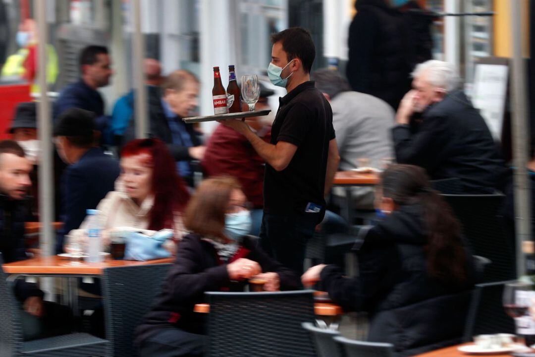 Imagen de archivo de un camarero sirviendo consumiciones en una terraza